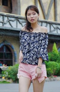 漂亮人妻CC姐粉色短裤游乐场秀腿