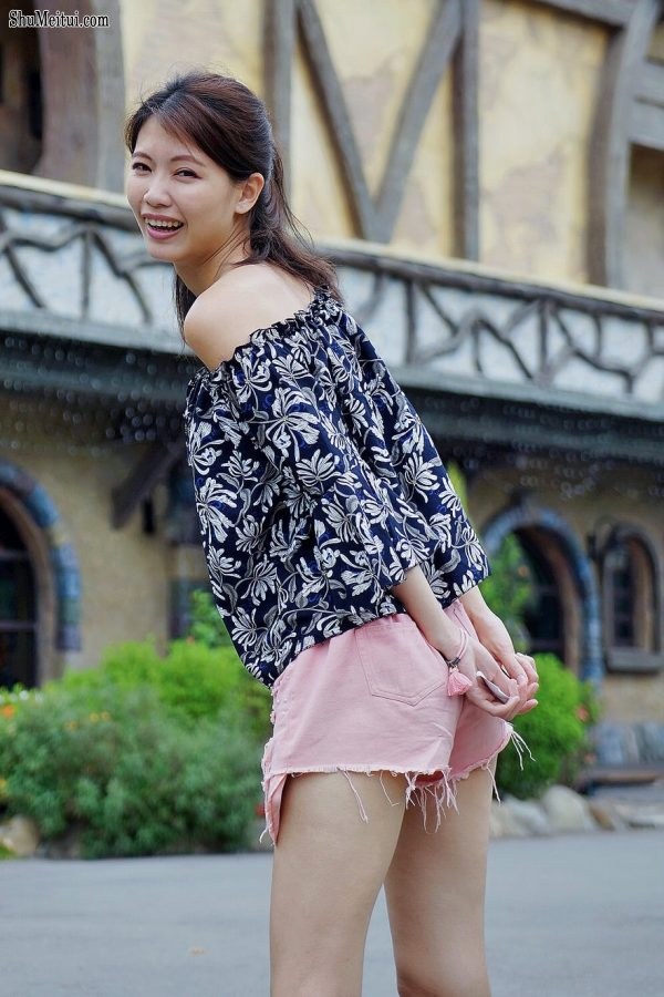 漂亮人妻CC姐粉色短裤游乐场秀腿[第37张/共53张]