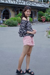 漂亮人妻CC姐粉色短裤游乐场秀腿