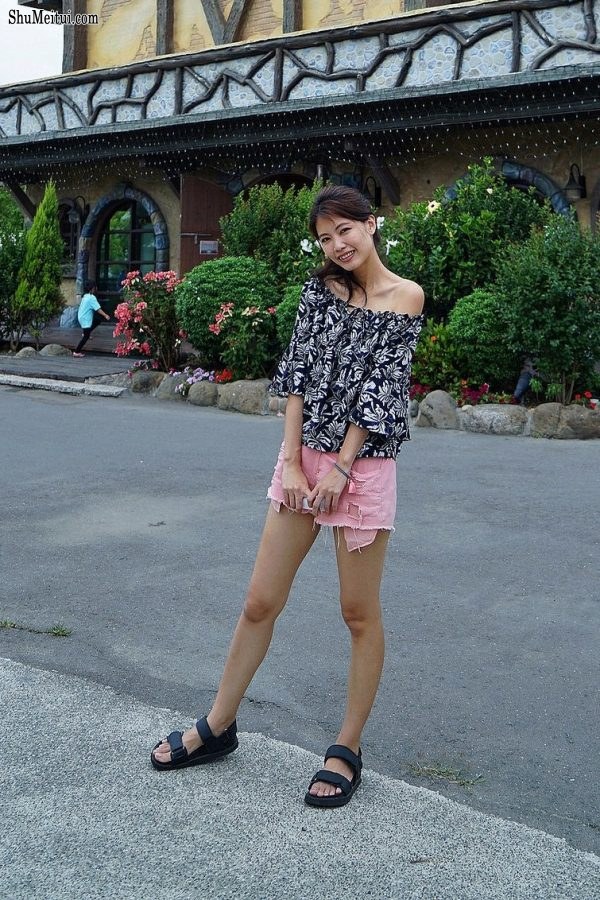 漂亮人妻CC姐粉色短裤游乐场秀腿[第39张/共53张]