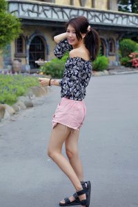 漂亮人妻CC姐粉色短裤游乐场秀腿