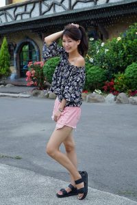 漂亮人妻CC姐粉色短裤游乐场秀腿