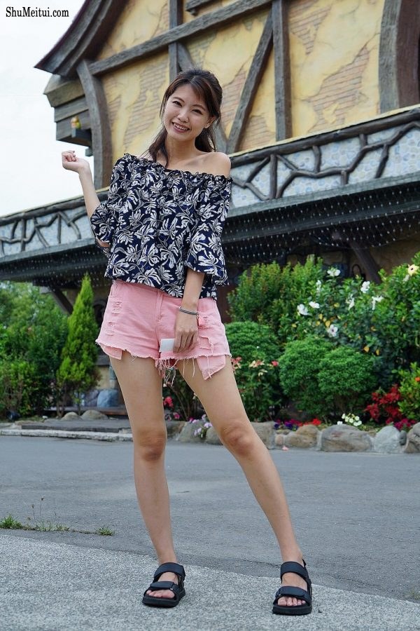 漂亮人妻CC姐粉色短裤游乐场秀腿[第41张/共53张]