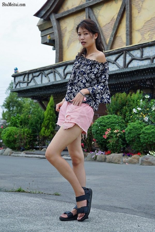 漂亮人妻CC姐粉色短裤游乐场秀腿[第42张/共53张]