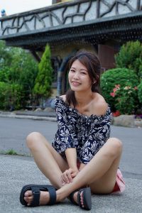 漂亮人妻CC姐粉色短裤游乐场秀腿