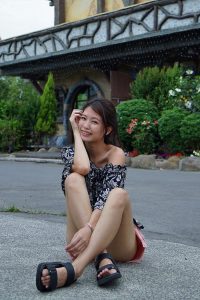 漂亮人妻CC姐粉色短裤游乐场秀腿