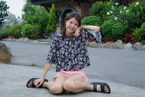 漂亮人妻CC姐粉色短裤游乐场秀腿