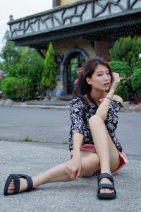 漂亮人妻CC姐粉色短裤游乐场秀腿