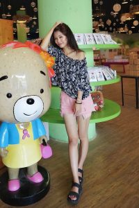 漂亮人妻CC姐粉色短裤游乐场秀腿