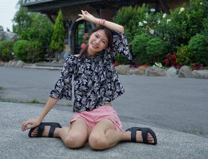 漂亮人妻CC姐粉色短裤游乐场秀腿