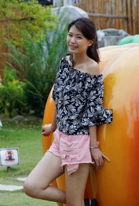 漂亮人妻CC姐粉色短裤游乐场秀腿