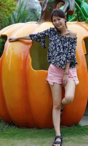 漂亮人妻CC姐粉色短裤游乐场秀腿