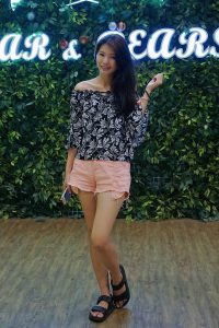 漂亮人妻CC姐粉色短裤游乐场秀腿