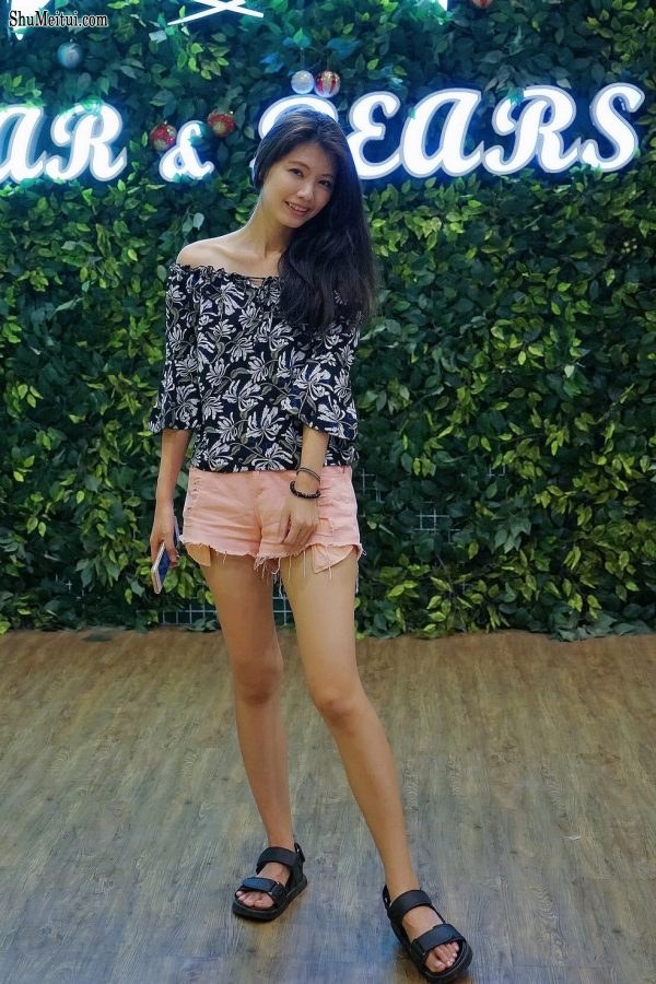 漂亮人妻CC姐粉色短裤游乐场秀腿[第8张/共53张]