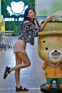 漂亮人妻CC姐粉色短裤游乐场秀腿