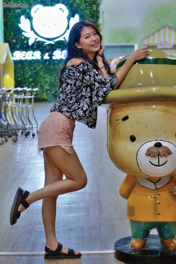 漂亮人妻CC姐粉色短裤游乐场秀腿[第9张/共53张]