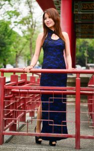 翠嫂长款旗袍分叉露出肉丝美腿