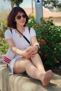 真实的熟女大姐喜欢穿丝袜让人看她的脚底