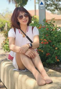 真实的熟女大姐喜欢穿丝袜让人看她的脚底