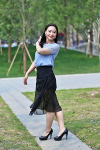 风姿卓越的人妻穿红底高跟鞋