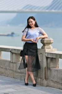 风姿卓越的人妻穿红底高跟鞋