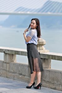 风姿卓越的人妻穿红底高跟鞋