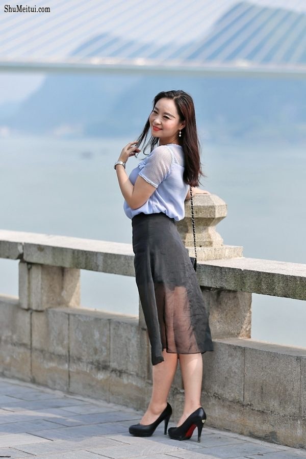 风姿卓越的人妻穿红底高跟鞋[第3张/共3张]