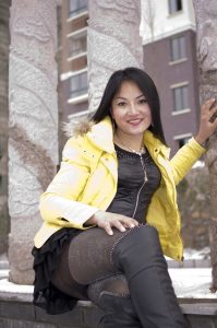 冬日里穿闪亮厚丝的熟女豪放抬腿看见袜跟