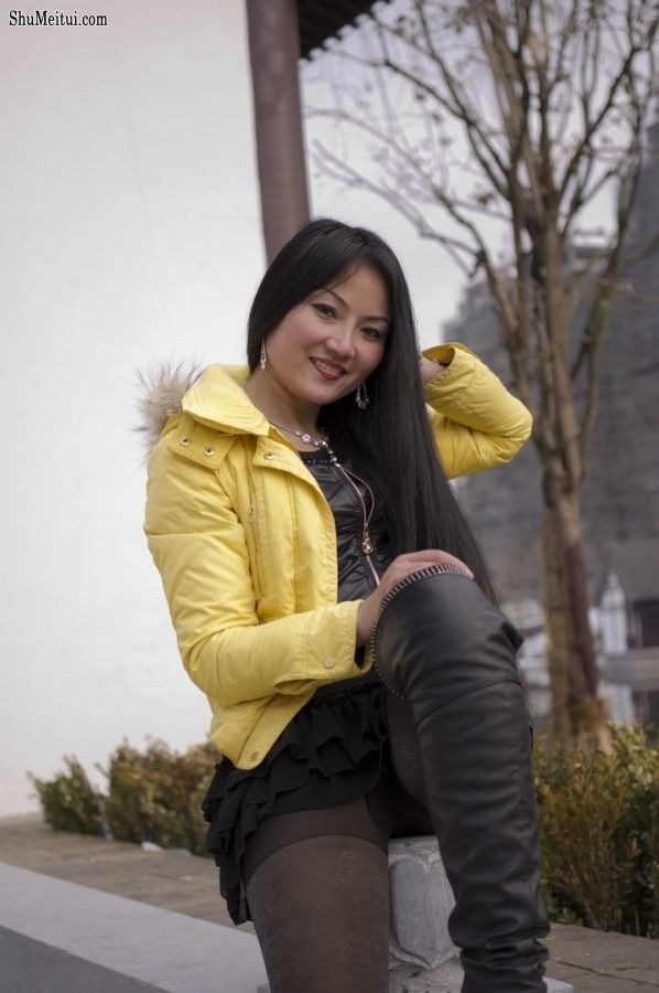 冬日里穿闪亮厚丝的熟女豪放抬腿看见袜跟[第2张/共4张]