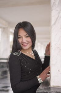 冬日里穿闪亮厚丝的熟女豪放抬腿看见袜跟