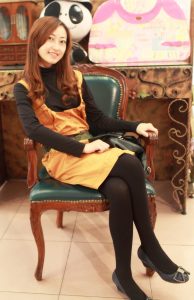 爱秀美腿的人妻穿黑色长筒黑色棉袜