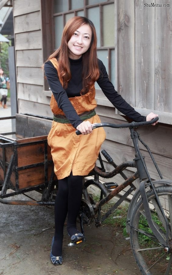 爱秀美腿的人妻穿黑色长筒黑色棉袜[第3张/共7张]