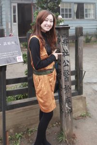 爱秀美腿的人妻穿黑色长筒黑色棉袜