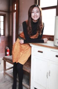 爱秀美腿的人妻穿黑色长筒黑色棉袜