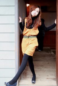 爱秀美腿的人妻穿黑色长筒黑色棉袜