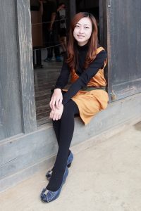 爱秀美腿的人妻穿黑色长筒黑色棉袜