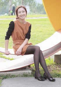 爱穿丝袜秀美腿的美女,假日外出游玩脱了鞋露出黑丝脚