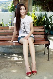 爱秀美腿的人妻牛仔短裙大长腿注意防范走光