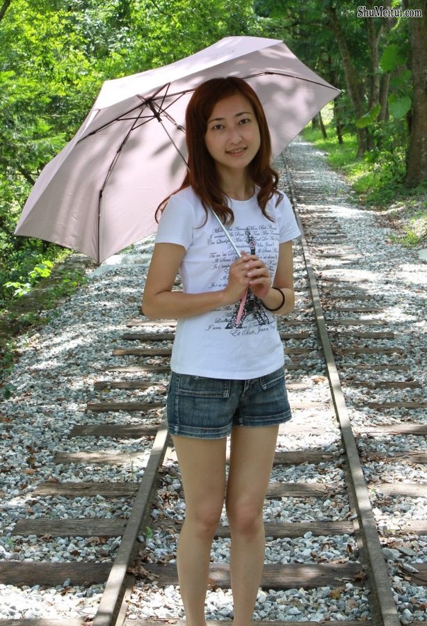 爱秀美腿的人妻牛仔短裙大长腿注意防范走光[第10张/共15张]