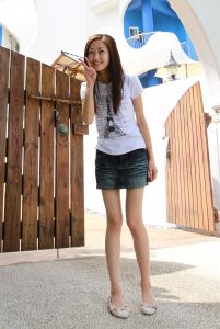 爱秀美腿的人妻牛仔短裙大长腿注意防范走光