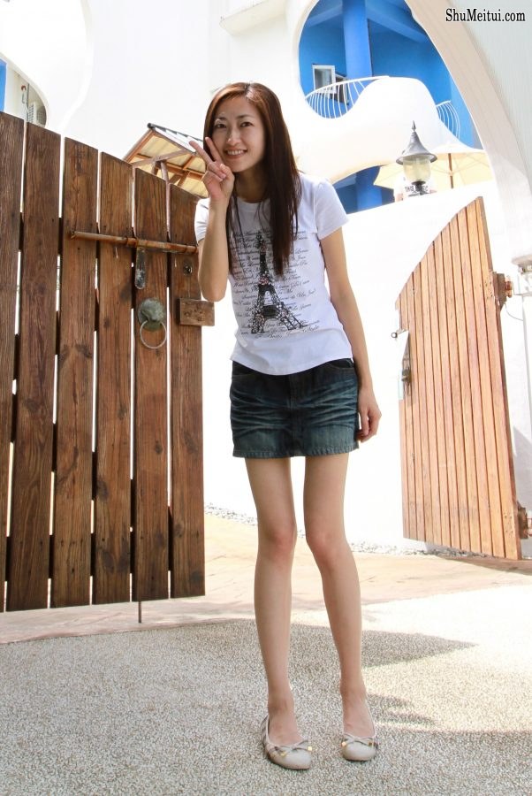 爱秀美腿的人妻牛仔短裙大长腿注意防范走光[第12张/共15张]