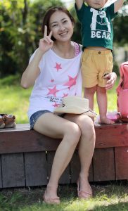 爱秀美腿的人妻牛仔短裤身材超赞