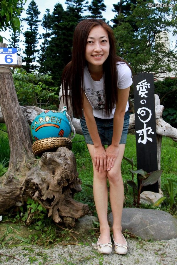 爱秀美腿的人妻牛仔短裙大长腿注意防范走光[第6张/共15张]