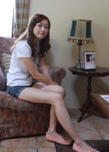 爱秀美腿的人妻牛仔短裙大长腿注意防范走光