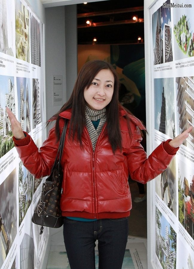 爱秀美腿的人妻紧身牛仔裤黑色长靴[第2张/共3张]