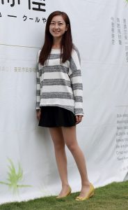 爱穿丝袜的可爱女人在日本游玩时拍双腿踩在榻榻米上面