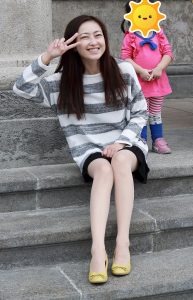 爱穿丝袜的可爱女人在日本游玩时拍双腿踩在榻榻米上面