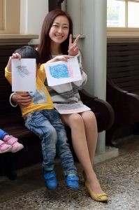 爱穿丝袜的可爱女人在日本游玩时拍双腿踩在榻榻米上面