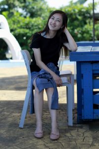 爱秀美腿的美女在温泉酒店度假时的照片