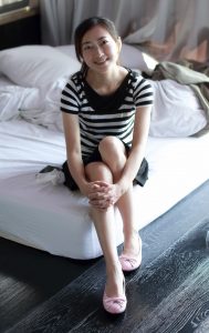 爱秀美腿的美女在温泉酒店度假时的照片